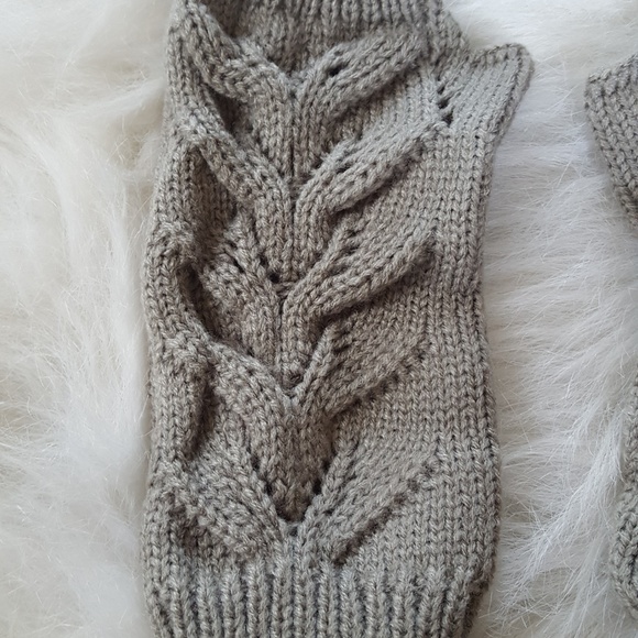 Gray Knit Fingerless Gloves NEW - Picture 2 of 3